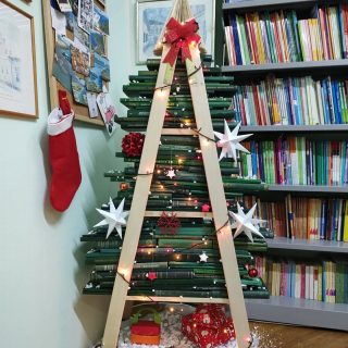 Srećni božićni i novogodišnji praznici 🎄🎉🎅

Jelku je, kao i uvek, u našoj biblioteci, okitila @svetlanabavrlic 🎈🎊