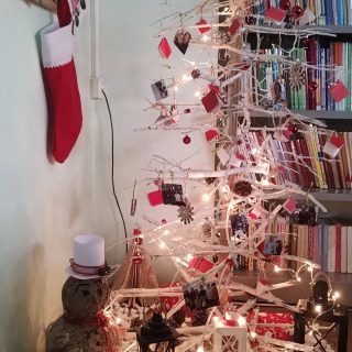 Da naša biblioteka izgleda magično, i ove godine pobrinula se naša bibliotekarka @svetlanabavrlic 🎄❄️🎉🎁🎊 Srećni praznici 🥂