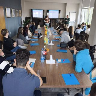 Deo atmosfere u okviru prvog dana akcije "Budi student jedan dan". Maturanti su imali priliku da posete Departman za matematiku i informatiku i da se upoznaju sa studiranjem na Prirodno-matematičkom fakultetu.
Nadamo se da se vidimo sledeće školske godine u što većem broju! :)
#pmfns #pmfnovisad #informatikapmf #upis2026